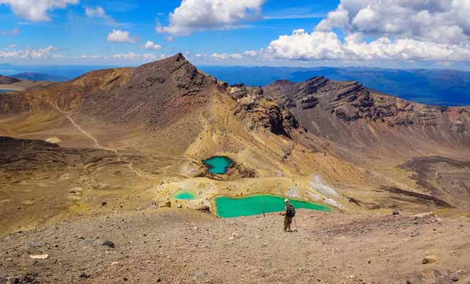 Le Tongariro Alpine Crossing traverse un désert, escalade un volcan et s'achève dans un forêt ! Difficile de trouver un trek plus varié en Nouvelle-Zélande.