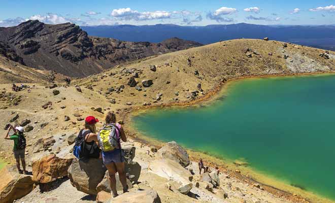 Les randonneurs du Tongariro Crossing seront récompensés de leurs efforts par la beauté des lacs turquoise du cratère central puis par le Blue lake à mi-parcours.