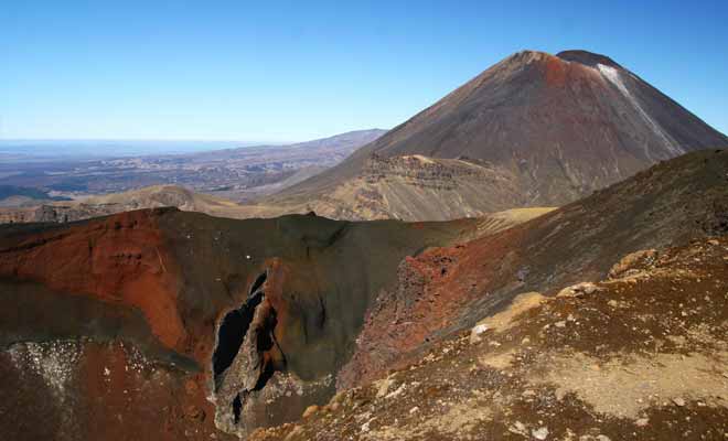 La teinte rouge spectaculaire du cratère est liée à la présence d'oxyde de fer. Elle résulte de l'activité volcanique, et se retrouve également sur White Island.