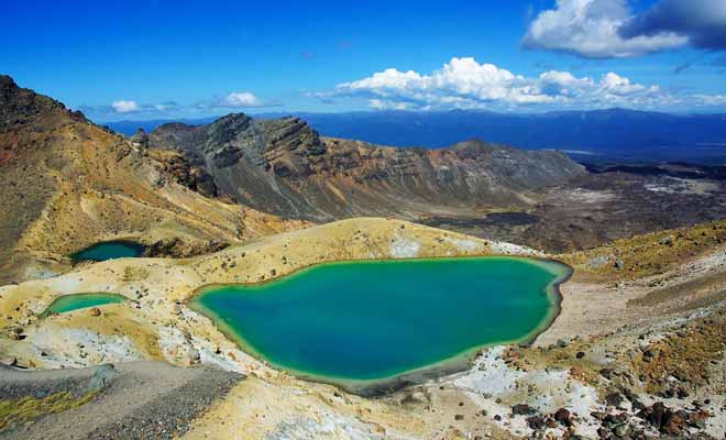 L'eau des lacs turquoise n'est pas potable. Il suffit de l'observer pour constater qu'elle fume légèrement en raison de l'activité volcanique. Impossible de s'y baigner bien entendu.