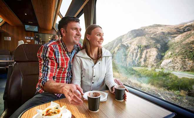 On prend le train en Nouvelle-Zélande surtout pour admirer les paysages, c'est pourquoi les wagons ont été réaménagés pour être plus confortables.