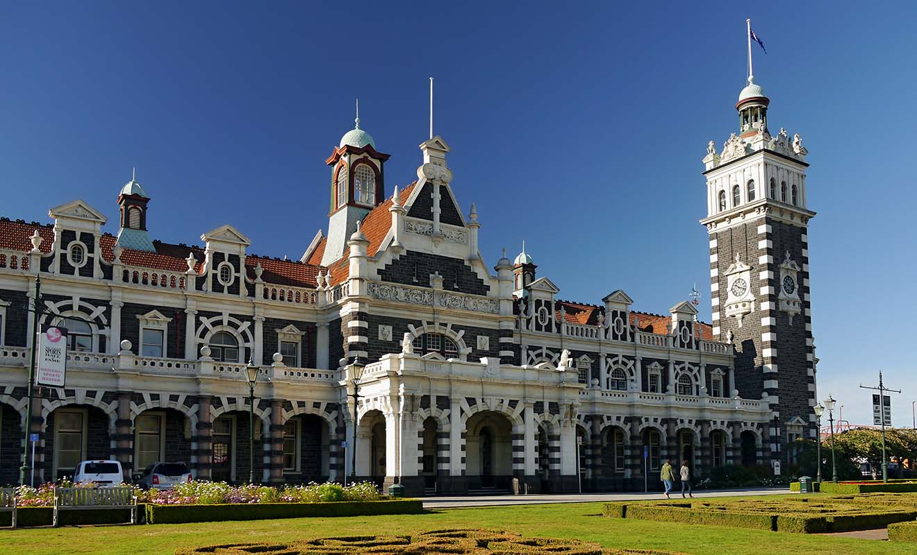 Monument emblématique de Nouvelle-Zélande, et peut-être le plus photographié du pays, la gare centrale de Dunedin est le point de départ pour Taieri Gorge Railway.