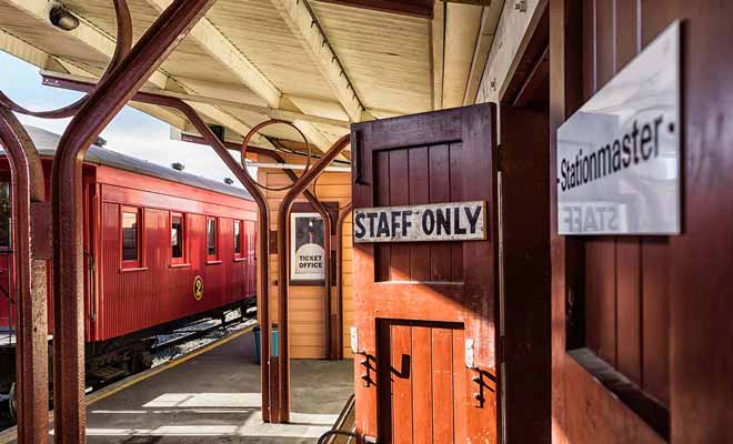 Dunedin Railways joue sur le côte nostalgique des trajets en train d'autrefois, avec des wagons en bois d'époque.