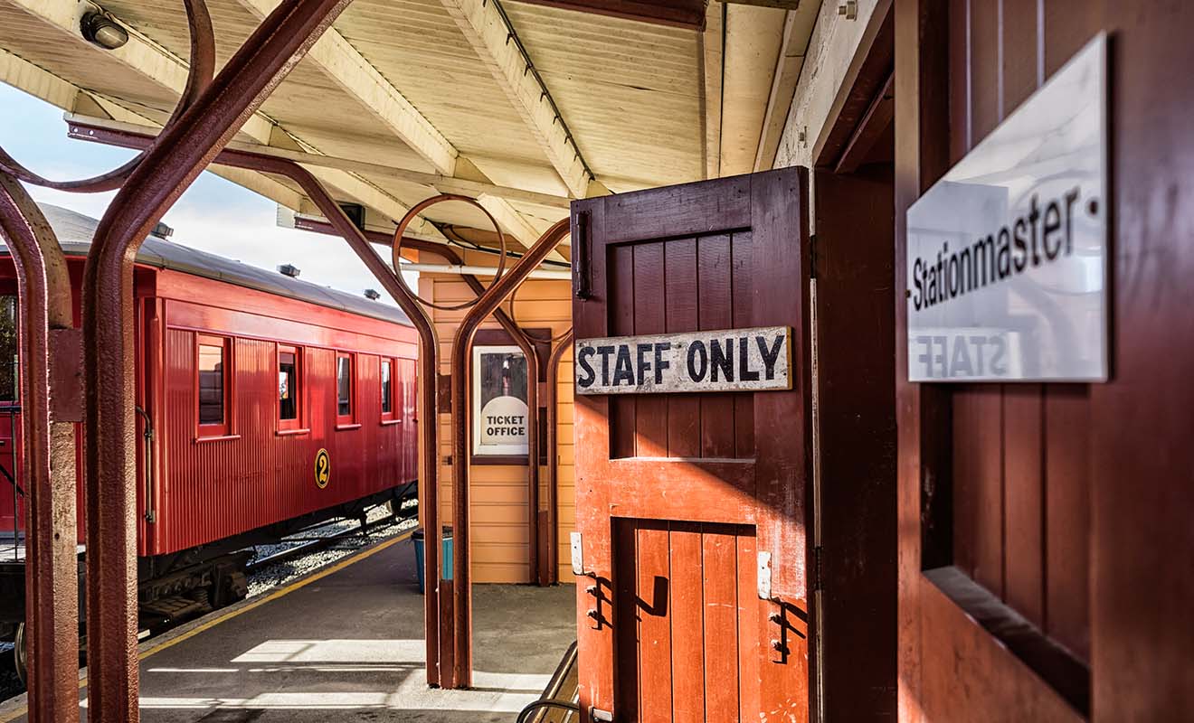 Dunedin Railways joue sur le côte nostalgique des trajets en train d'autrefois, avec des wagons en bois d'époque.