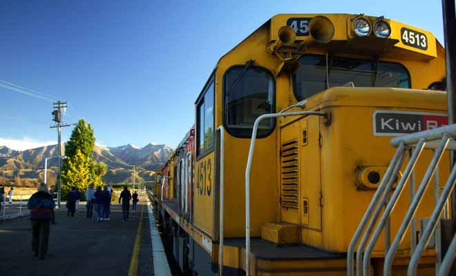 Le train néo-zélandais est d'une rare lenteur, ce qui permet d'admirer le paysage. Mais il ne faut pas être pressé, car un simple Auckland - Wellington dure près de 8 heures !