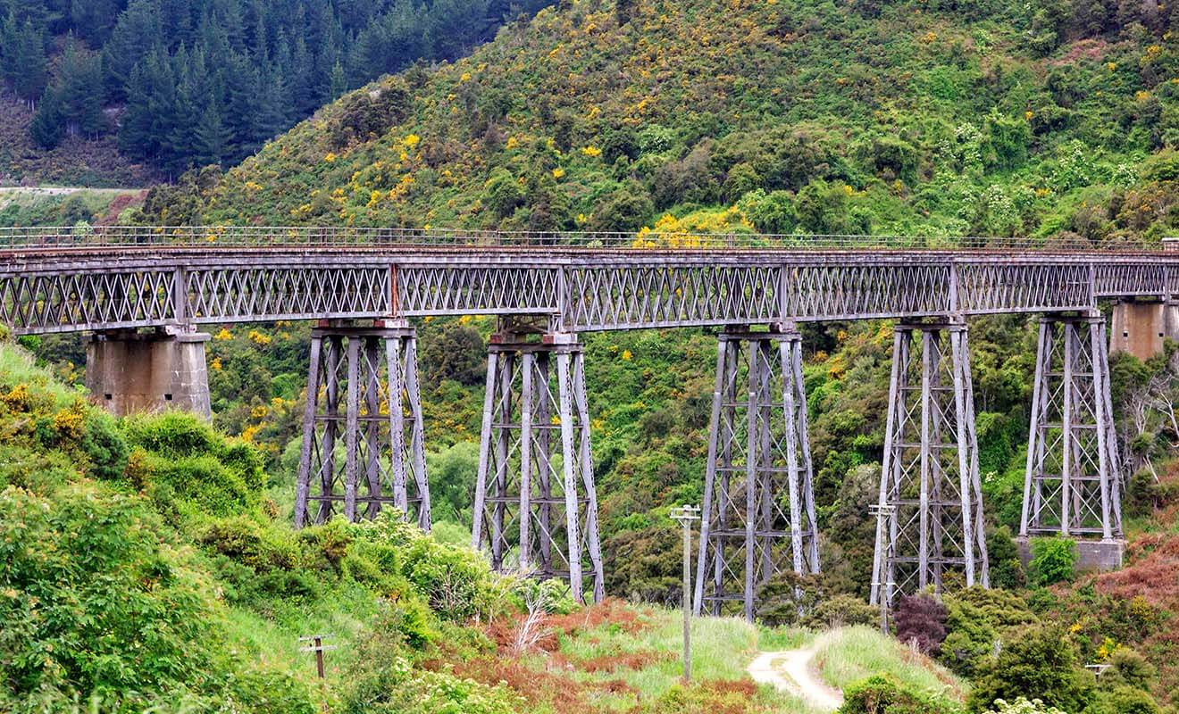 Le Wingatui Viaduct est haut de 47 mètres, et il donne parfois le vertige aux voyageurs qui sont assis du côté de la fenêtre.