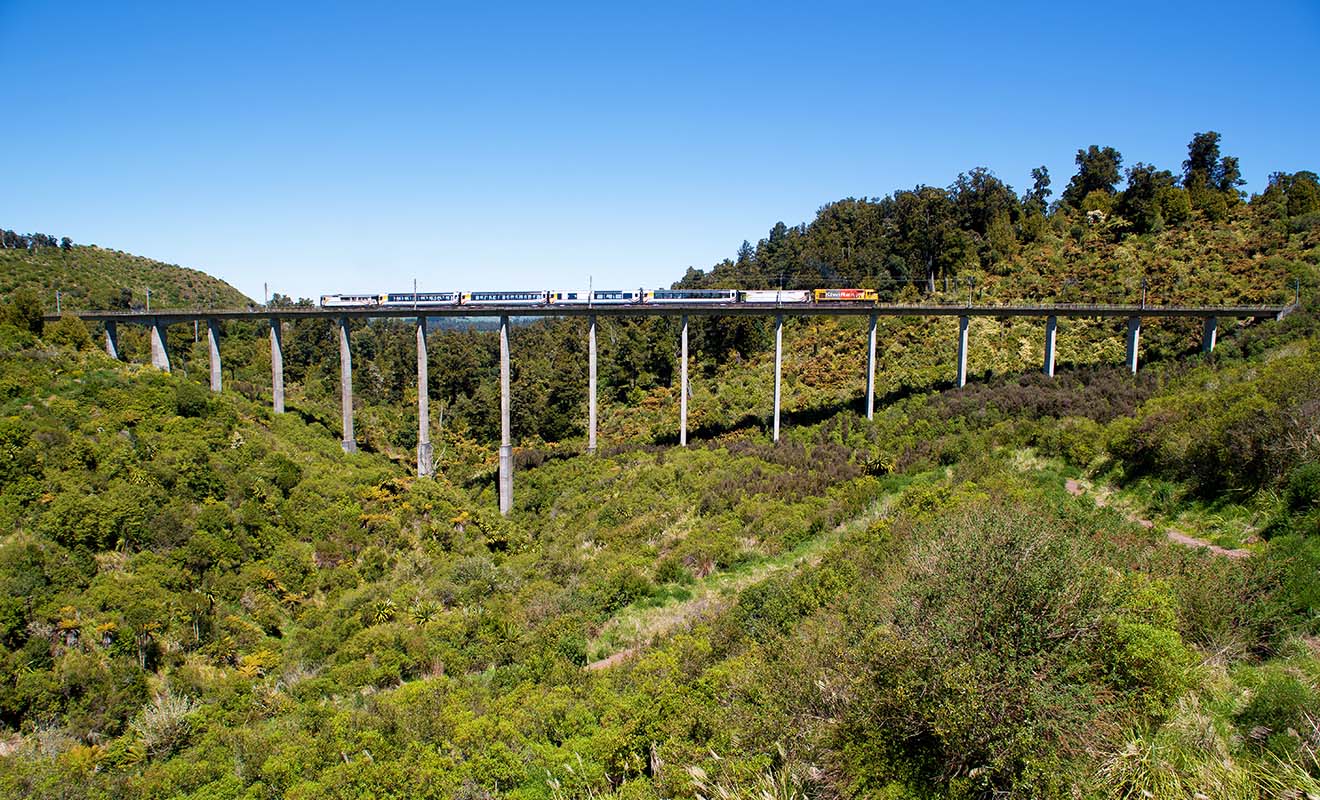 Plutôt que d'imposer de grands détours pour contourner le relief, de nombreux ponts et viaducs ont été construits pour laisser passer le train.