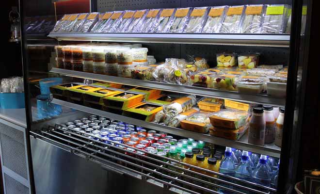 Si vous n'avez pas acheté de quoi manger avant le départ, vous trouverez tout le nécessaire dans le wagon-bar du train.