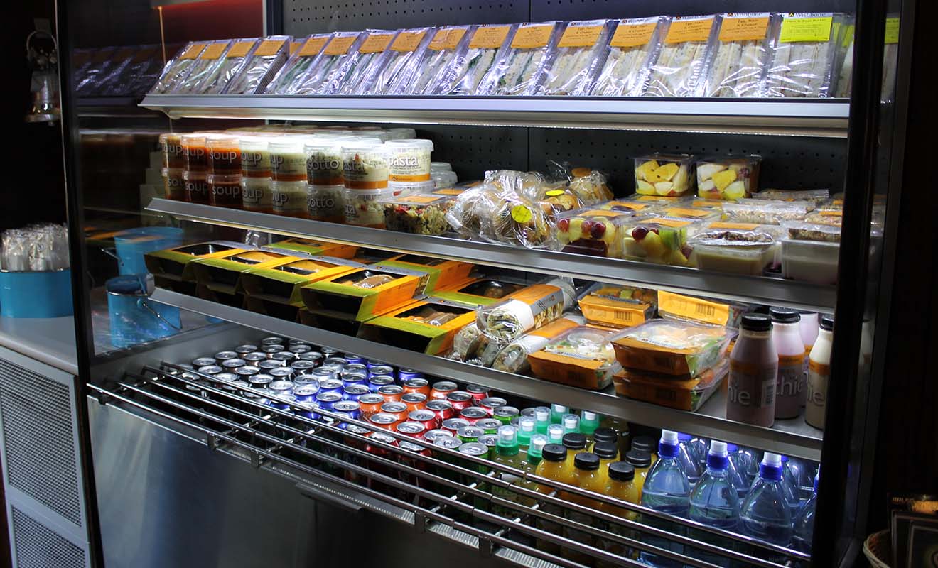 Si vous n'avez pas acheté de quoi manger avant le départ, vous trouverez tout le nécessaire dans le wagon-bar du train.