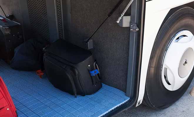 Selon l'endroit ou vos bagages sont rangés dans le coffre du bus, vous serez servie en premier ou en dernier.