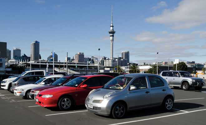 Prenez le temps d'étudier les commandes du véhicule avant de vous lancer dans la circulation. Si l'agence de location dispose d'un parking, profitez-en pour faire quelques tours en douceurs. Sinon, faites plusieurs fois le tour du pâté de maisons pour vous mettre en confiance.