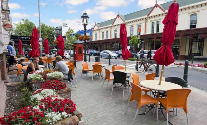 Parce qu'elles sont souvent éloignées des zones touristiques, les petites villes manquent de main-d'oeuvre. Une aubaine si vous êtes prêt à vous éloigner des grandes agglomérations.