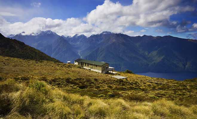 Les grandes randonnées, notamment celles des Nine Great Walks du Département de la Conservation, se parcourent en 3 à 5 jours en moyenne. Vous pouvez passer la nuit à la belle étoile dans des campings ou profiter de refuges (payants pour la plupart).
