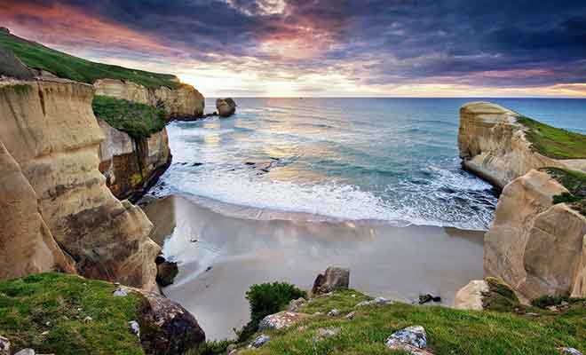 Cette plage est accessible uniquement grâce à un long tunnel creusé dans la roche de calcaire avec de la dynamite il y une centaine d'année. On y rencontre parfois des otaries et l'on y ramasse des os de baleines à l'occasion.