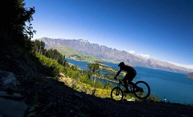 Rotorua et Queenstown possèdent des sentiers spécialement aménagés pour les VTT, mais le niveau requis est assez relevé.