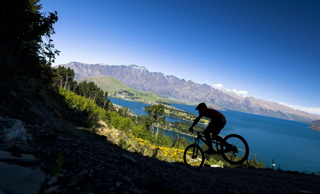 Rotorua et Queenstown possèdent des sentiers spécialement aménagés pour les VTT, mais le niveau requis est assez relevé.