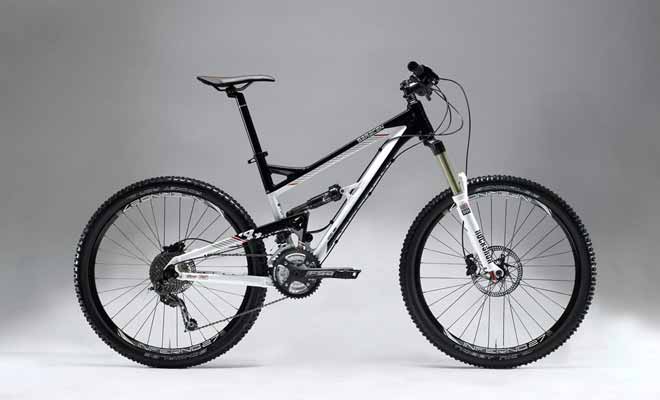 Les VTT de type Full Suspension sont équipés de suspensions à l'avant comme à l'arrière, ce qui les rend agréables dans les descentes sur des surfaces irrégulières. En revanche, le poids du vélo sera plus conséquent.