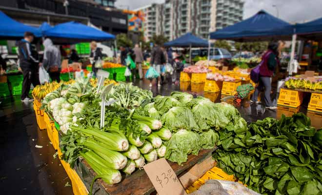 Dans un pays où l'agriculture est encore un secteur très important, les marchés offrent la possibilité de s'approvisionner en produits sains à un prix très compétitif. C'est aussi la solution rêvée pour rencontrer des Néo-Zélandais.