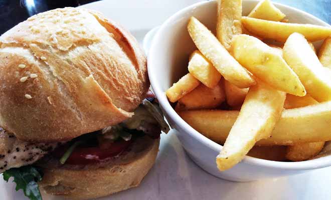 Manger dans un fast-food néo-zélandais est en soit un plaisir, mais il faut prendre garde à ne pas en faire son ordinaire. Car en additionnant décalage horaire, fatigue des transports et nourriture grasse, on ne profite pas à 100% de ses vacances.