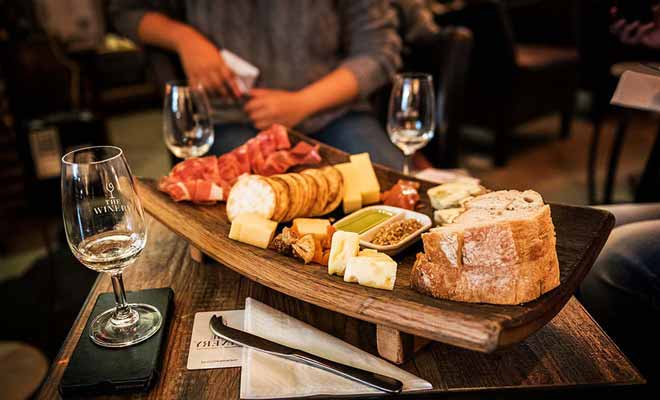 The Winery à Queenstown permet de déguster 80 vins différents avec des planches de fromage ou de charcuterie.