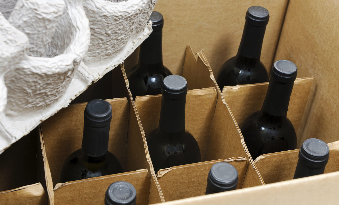 La douane autorise deux bouteilles de vin par passager au retour. Mais vous pouvez très bien commander plus de bouteilles à condition de vous acquitter des frais de douane.