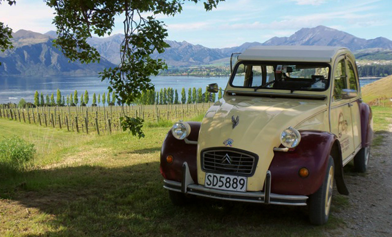 L'un des fondateurs de Funny French Cars est un français de Nouvelle-Calédonie. La formule rencontre un vrai succès et les 2CV de la compagnie ne sont pas près de partir à la retraite !