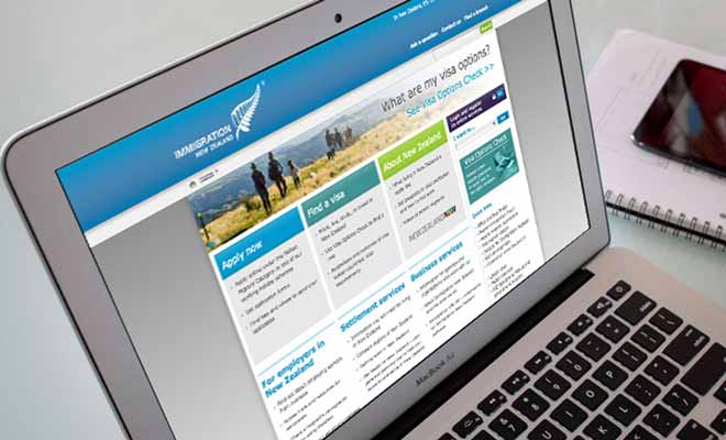 Vous pouvez vous adresser par courrier au centre des visas à Londres. Mais il est recommandé de se connecter plutôt à Internet sur le site web du ministère de l'Immigration.