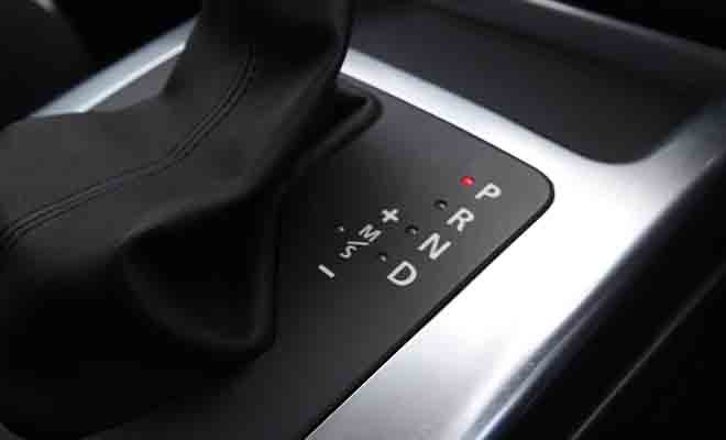 La conduite d'une voiture à boîte de vitesse automatique est fortement recommandée en Nouvelle-Zélande où il faut en prime s'adapter à la conduite à gauche. Le choix des vitesses résume aux marches avant et arrières avec différent mode de conduite possible (sportive, économique…).