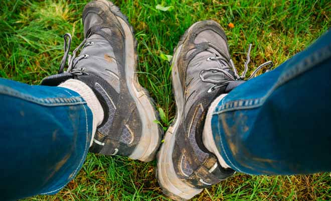 Pour ne pas salir la voiture, mettez vos chaussures de randonnée sales dans un sac en plastique que vous rangerez dans le coffre. Vous pourrez alors enfiler une paire de chaussures propres et plus confortables pour conduire.