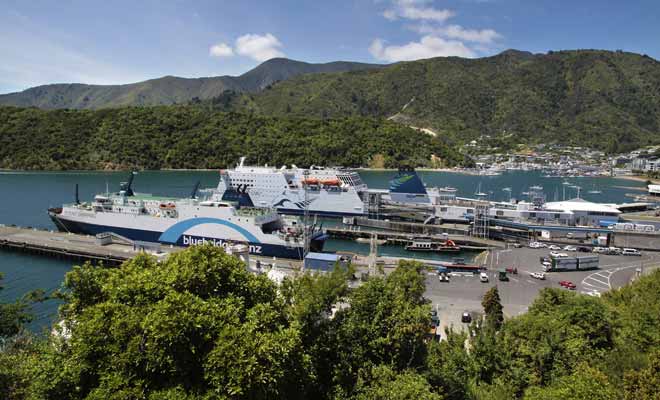 Embarquer sa voiture à bord du ferry coûte un peu plus cher, mais cela simplifie grandement la vie en évitant de perdre du temps en agence de location à signer des contrats et faire des états des lieux.