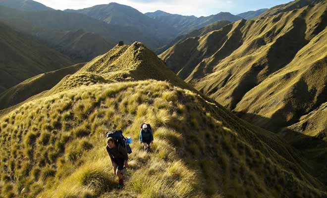 Les grandes randonnées couvrent parfois plus de 50 km et imposent de passer la nuit en refuge ou à la belle étoile. Il faut être raisonnable et choisir des itinéraires à la hauteur de ses moyens physiques.