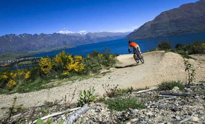 Avec des milliers de kilomètres de pistes de vélo dédiées aussi bien aux familles qu'aux passionnés de descentes rapides, la Nouvelle-Zélande fait figure de paradis pour les amateurs de ce sport.