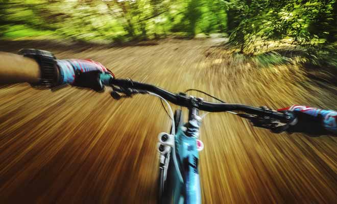 Comme dans la plupart des sports, la majorité des accidents en vélo est liée à un excès de vitesse sur un terrain inconnu. L'intervention des secours en forêt ou en montagne peut prendre du temps et vous coûter cher !