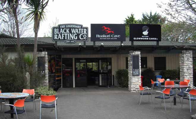 La meilleure façon de s'inscrire à une excursion de Black Water consiste à réserver sur Internet. Mais vous pouvez aussi vous décider à la dernière minute sur place.