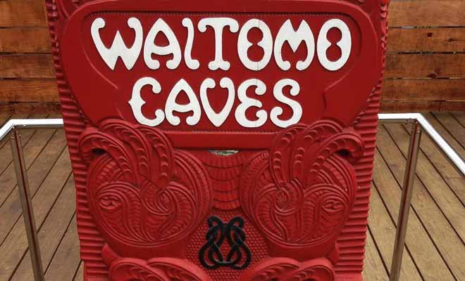 La région de Waitomo était autrefois la propriété des Maoris. L'exploitation commerciale des grottes a été attribuée à une tribu originaire de la région.