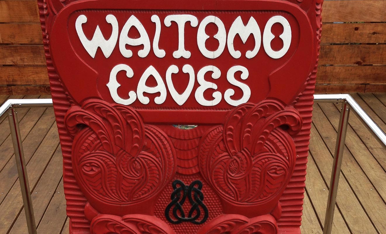 La région de Waitomo était autrefois la propriété des Maoris. L'exploitation commerciale des grottes a été attribuée à une tribu originaire de la région.