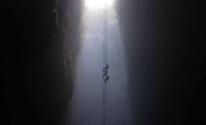 La descente dans le tomo de Ruakuri Cave se fait en rappel si vous optez pour une excursion de la Black Water.