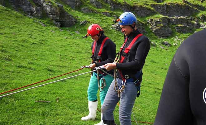 La descente dans la grotte de Ruakuri aura lieu dans le Tomo, c'est-à-dire le grand puits profond qui descend dans les entrailles de la Terre. Une séance d'initiation à la descente en rappel a lieu avant chaque excursion de la Black Water