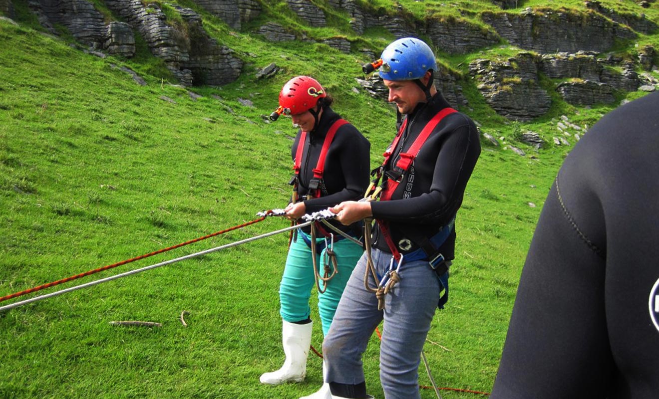 La descente dans la grotte de Ruakuri aura lieu dans le Tomo, c'est-à-dire le grand puits profond qui descend dans les entrailles de la Terre. Une séance d'initiation à la descente en rappel a lieu avant chaque excursion de la Black Water
