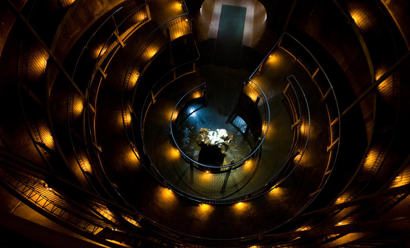 La descente dans la grotte de Ruakuri s'effectue en empruntant un escalier circulaire.