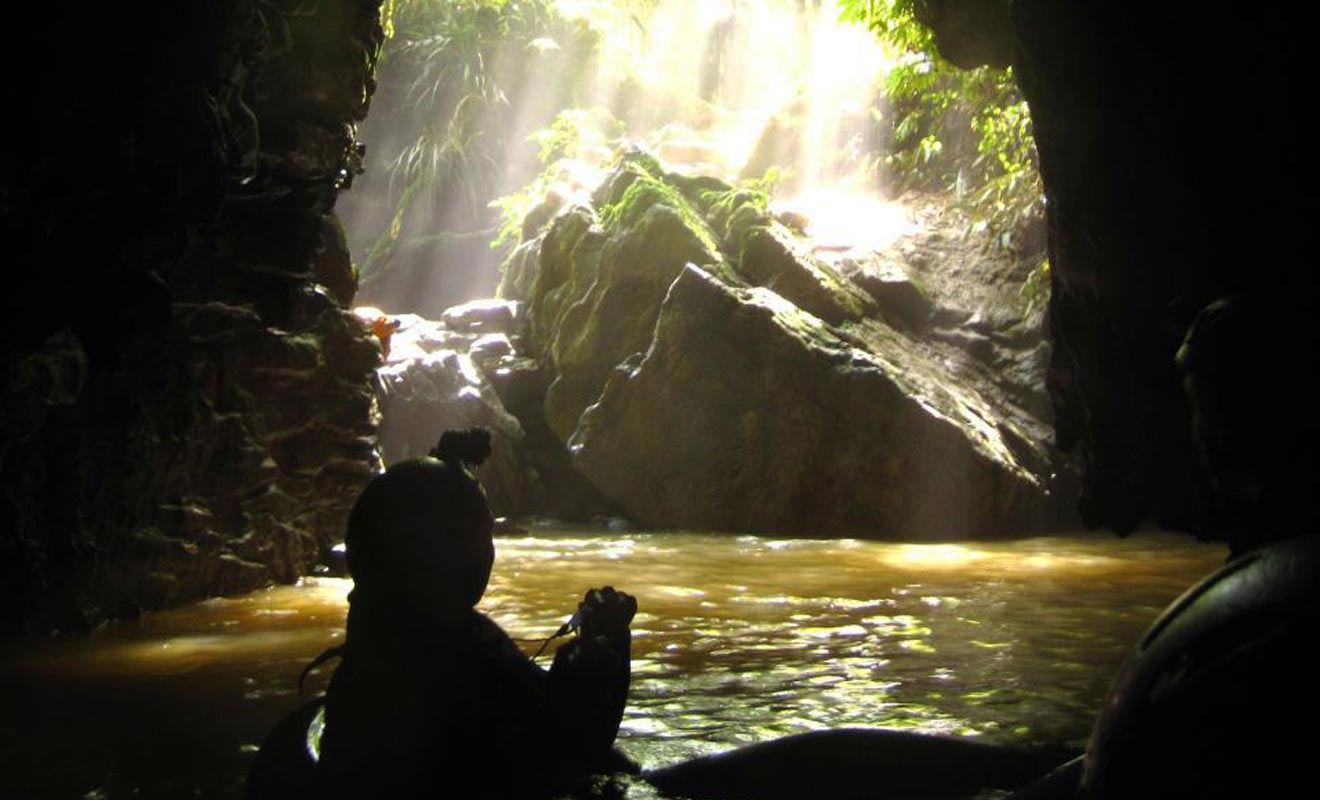 La rivière de Ruakuri rejoint la surface après un périple sous terre. Pour les spéléologues amateurs, cela marque la fin de l'aventure.
