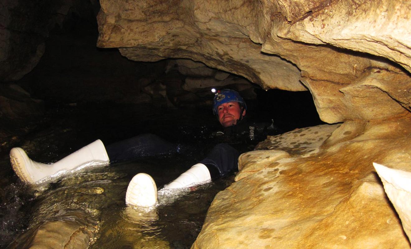 Savoir nager est rassurant et permet de savourer davantage l'exploration des grottes. Mais ce n'est pas une aptitude indispensable et la rivière n'est pas assez profonde, ni le courant assez fort pour être en danger.