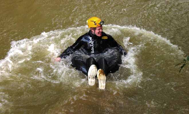 La chambre à air permet de sauter facilement dans l'eau ou dans des cascades.