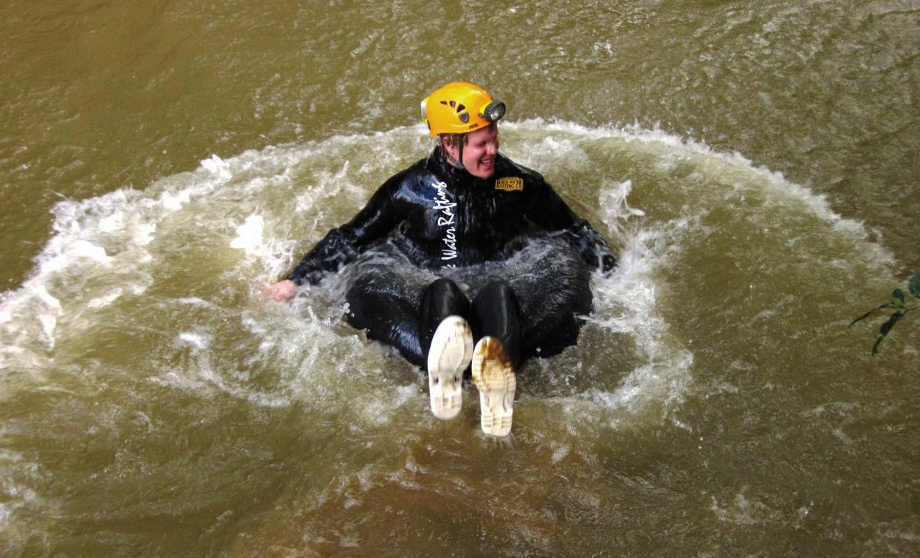 La chambre à air permet de sauter facilement dans l'eau ou dans des cascades.