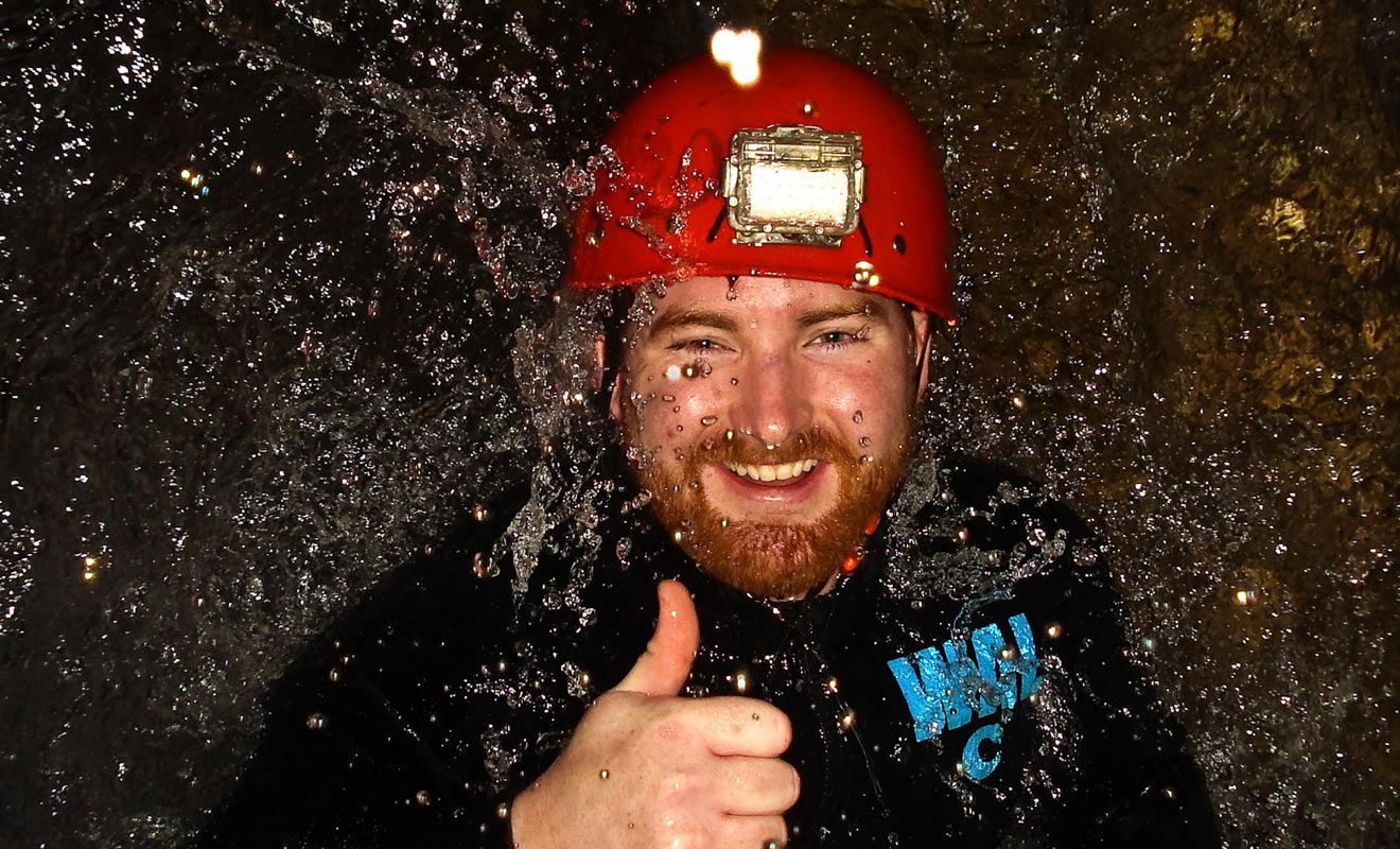 La visite la plus sportive des grottes permet de sauter dans des cascades souterraines. L'expérience qui semble effrayante de prime abord est en réalité facile et très amusante.