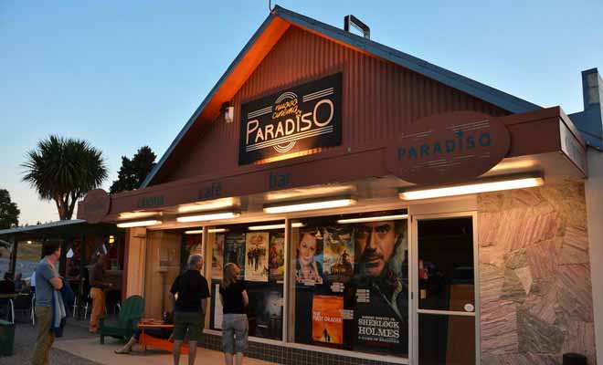 Le cinéma Paradiso permet de regarder un bon film assis dans un canapé ou dans une voiture décapotable. Comme si cela ne suffisait pas, on peut également diner durant la séance.
