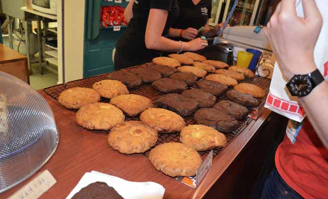 Les biscuits que le cinéma Paradiso propose à l'entracte sont faits maison. Préparés en journée, ils sont cuits pendant le début de la séance. Ils sont copieux et complèteront très bien le pique-nique du lendemain sur la route.