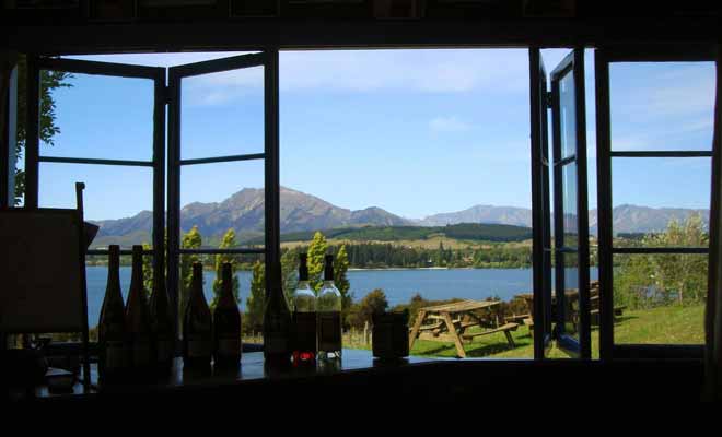 Vous pouvez vous inscrire à une dégustation de vins dans la propriété de Nick Mills baptisée Rippon Vineyard. Le point de vue sur le lac est à la hauteur du reste.