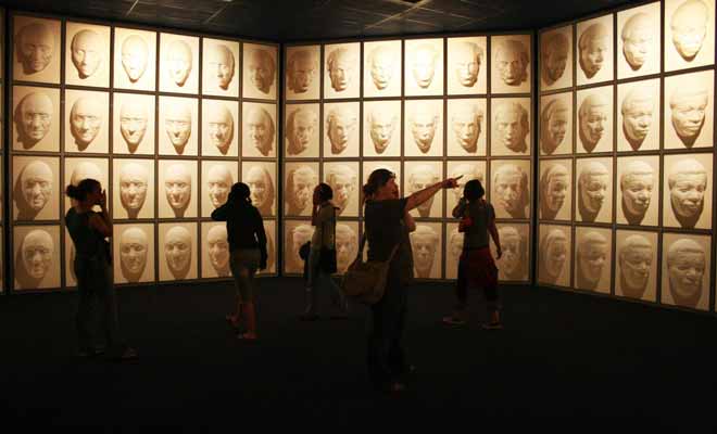 Le regard des statues de Puzzling World semble vous fixer personnellement. C'est une drôle d'impression que de se sentir regardé par Albert Einstein ou Nelson Mandela ...