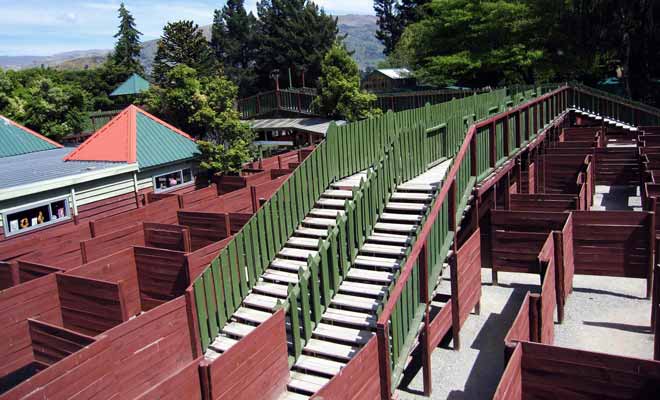 Le record pour achever le labyrinthe en plein air de Puzzling World est de 25 minutes. Il faut pour cela rejoindre les 4 extrémités en respectant un ordre établi.